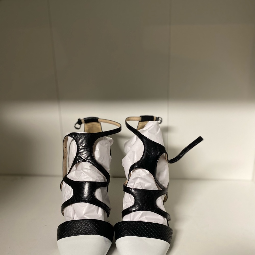 Black and white sandals with hi heel. - Picture 3 of 3